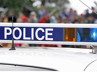 Officer cleared of shooting de...
